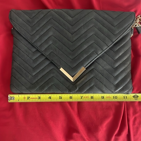 Olivia Miller envelope clutch/ crossbody with gold chain - Picture 7 of 8